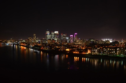 Σύγχρονο νότιο Λονδίνο: διακρίνεται η O2 Arena στα δεξιά – θέα από διαμέρισμα στον 18ο όροφο